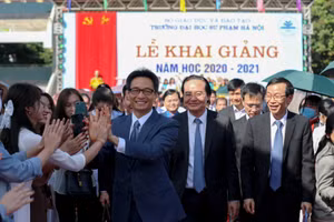 Phó Thủ tướng Vũ Đức Đam, Bộ trưởng Phùng Xuân Nhạ dự khai giảng và tọa đàm cùng sinh viên Trường ĐH Sư phạm Hà Nội. 