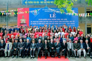 Tập thể các thế hệ Thầy, Cô giáo nhà trường chụp ảnh kỉ niệm