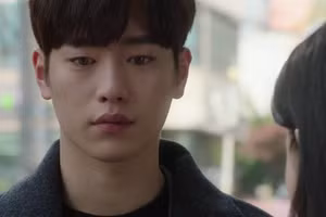 Nhìn mặt con trai vừa chào đời, người chồng hốt hoảng suýt đánh rơi con 