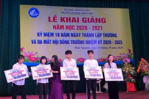Sinh viên Ma Thị Phương (đứng thư 2 từ trái sang) nhận học bổng toàn khóa củaTrường Đại học Khoa học trao tặng