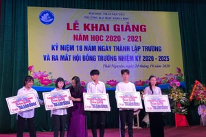 Sinh viên Ma Thị Phương (đứng thư 2 từ trái sang) nhận học bổng toàn khóa củaTrường Đại học Khoa học trao tặng