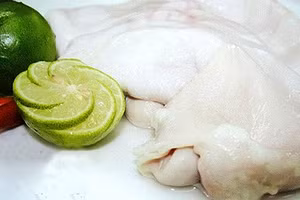 Dùng chanh muối làm sạch lòng heo hiệu quả.