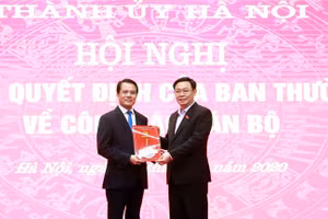 Bí thư Thành ủy Hà Nội Vương Đình Huệ trao quyết định cho ông Hoàng Trọng Quyết, Chủ nhiệm UBKT Thành ủy nhiệm kỳ 2020-2025