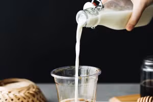 Sự kết hợp giữa sữa tươi và đường đen tạo nên hương vị ngon độc đáo.