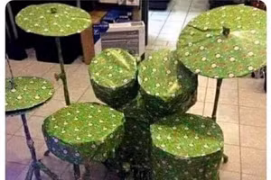 Bạn gái: Anh không được mở quà đâu đấy, phải giữ bí mật cho đến nửa đêm.