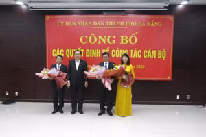 Ông Huỳnh Đức Thơ – Chủ tịch UBND TP Đà Nẵng trao quyết định bổ nhiệm cho bà Trần Thị Thanh Tâm (ngoài cùng bìa phải). Ông Trần Phước Sơn (thứ 2, phải sang) và Lê Tùng Lâm (ngoài cùng bìa trái). 