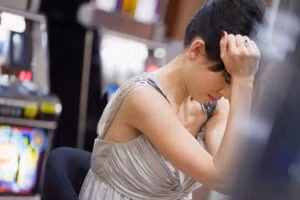 Chồng bị vợ "cắm sừng" vì lý do... "ngã ngửa"