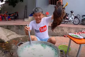Hưng Vlog bị phạt 7,5 triệu đồng do đăng clip nấu cháo gà nguyên lông. Ảnh cắt từ video.