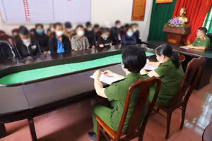 Các con bạc tại cơ quan công an.