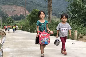 Trẻ học tại Trường MN Hồng Ca (Trấn Yên - Yên Bái) trên đường đến trường. Ảnh: Ngọc Dư 