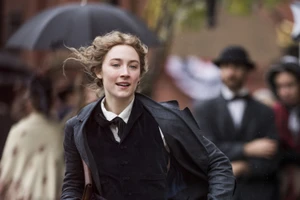 Một cảnh quay của Saoirse Ronan trong phim Little Women.