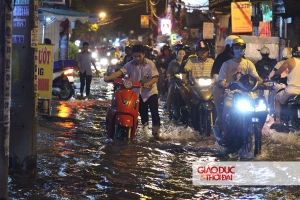 Người dân vất vả đẩy xe qua đoạn đường ngập