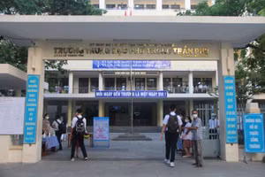 Theo ghi nhận của PV tại trường THPT Trần Phú, THPT Phan Châu Trinh (quận Hải Châu, TP Đà Nẵng), tại cổng trường nhân viên y tế của trường cũng như giáo viên đã bố trí bàn để nước sát khuẩn và  đo thân nhiệt cho học sinh, giáo viên, nhân viên của trường trước khi vào lớp học.