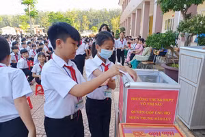 Các em học sinh Trường THCS-THPT Võ Thị Sáu (huyện Bù Gia Mập, tỉnh Bình Phước) quyên góp, ủng hộ người dân miền Trung.