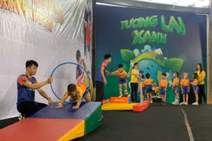 Trẻ mầm non trải nghiệm với các trò chơi thể thao cùng cô giáo và phụ huynh.