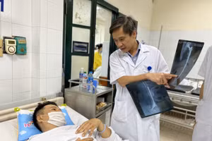 Bác sĩ khám cho bệnh nhân sau mổ. (BVCC).