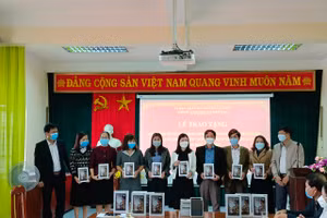 Trong thời gian qua Phòng GD&ĐT huyện Lệ Thuỷ đã phát động, tiếp nhận và trao tặng nhiều máy tính cho học sinh có hoàn cảnh khó khăn, giúp các em có thiết bị để học tập trực tuyến.