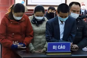 Hội đồng xét xử đã tuyên phạt tổng cộng 19 năm 6 tháng tù cho 4 bị cáo về tội “Tổ chức cho người khác trốn đi nước ngoài”.
