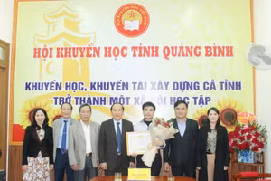 Hội Khuyến học tỉnh Quảng Bình đã trao tặng Giấy khen cho em Trương Quốc Thái vì đạt giải Nhất tuần cuộc thi đường lên đỉnh Olympia.