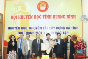 Hội Khuyến học tỉnh Quảng Bình đã trao tặng Giấy khen cho em Trương Quốc Thái vì đạt giải Nhất tuần cuộc thi đường lên đỉnh Olympia.