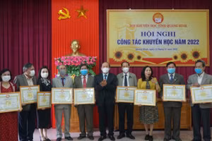 Các cá nhân và đại diện các tập thể nhận bằng khen của Hội Khuyến học Việt Nam.