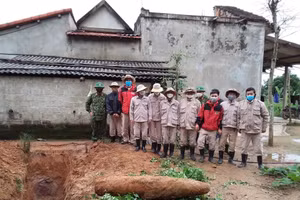 Quả bom nặng 230kg được phát hiện trong vườn một nhà dân tại xã Cự Nẫm, huyện Bố Trạch.