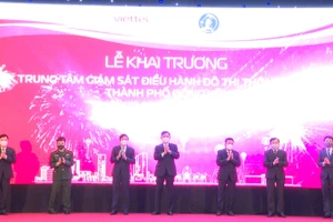 Các đại biểu tham dự buổi lễ nhấn nút khai trương Trung tâm giám sát, điều hành đô thị thông minh thành phố Đồng Hới.