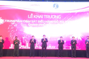 Các đại biểu tham dự buổi lễ nhấn nút khai trương Trung tâm giám sát, điều hành đô thị thông minh thành phố Đồng Hới.