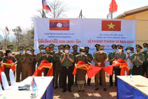 Công an tỉnh Quảng Bình và Công an tỉnh Khăm Muộn (Lào) cắt băng khánh thành tại lễ bàn giao trụ sở làm việc.