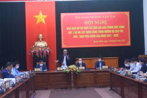 Hình ảnh tại Hội nghị bàn giao hồ sơ thiết kế cắm cọc giải phóng mặt bằng đợt 1 Dự án xây dựng công trình đường bộ cao tốc Bắc-Nam phía Đông giai đoạn 2021-2025.