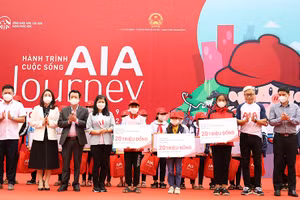 Thông qua chương trình, đã trao tặng 90 xe đạp cùng 5 hợp đồng bảo hiểm cho học sinh, trẻ em nghèo (Ảnh: D.H).