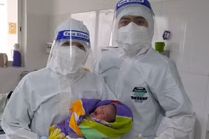 Các bác sỹ đỡ đẻ thành công cho 3 sản phụ nhiễm Covid-19.