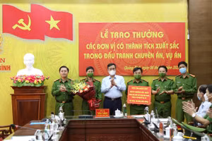 Chủ tịch UBND tỉnh Quảng Bình - Trần Thắng tặng hoa chúc mừng, thưởng nóng cho Phòng Cảnh sát điều tra tội phạm về ma túy.