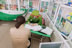 Cửa hàng thuốc có hành vi kinh doanh kit test nhanh và thực phẩm chức năng không rõ nguồn gốc đã bị cơ quan chức lập biên bản xử lí.
