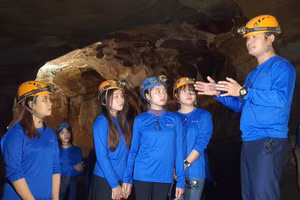 Những du khách tham gia trải nghiệm khám phá Chiều sâu bí ẩn Động Phong Nha về đêm.