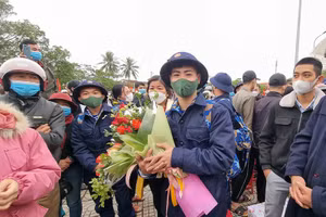 Các công dân hăng hái lên đường làm nhiệm vụ bảo vệ Tổ quốc.