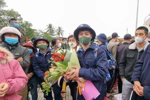 Các công dân hăng hái lên đường làm nhiệm vụ bảo vệ Tổ quốc.