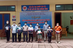 Trong đợt trao tặng lần này, có 40 em học sinh khuyết tật, mồ côi có hoàn cảnh khó khăn đã nhận được 40 máy tính bảng (Ảnh: H.P).