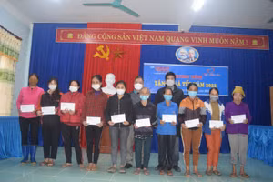 Báo GD&TĐ, tập đoàn Vingroup mang niềm vui đến người nghèo miền núi Quảng Bình