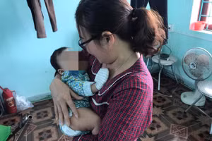 Cháu bé đang được chăm sóc, theo dõi sức khỏe tại trạm y tế phường Quảng Thọ, thị xã Ba Đồn.