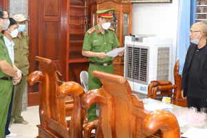 Cơ quan chức năng tống đạt quyết định tạm giữ đối với Nguyễn Hùng Quân.