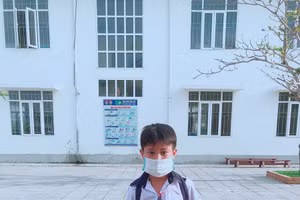 Sau khi nhặt được số tiền trên em Huy đã tới tìm gặp thầy giáo để nhờ tìm chủ nhân và trả lại.