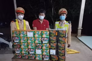 Đối tượng Nguyễn Đăng Chung cùng số tang vật.