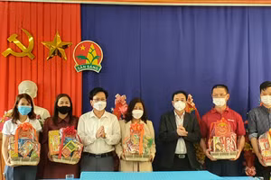 Sở GD&ĐT Quảng Bình thăm và tặng quà Tết đến giáo viên và học sinh vùng cao, biên giới.