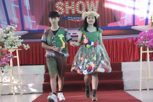 Học sinh tự tin trình diễn những bộ trang phục từ vật liệu tái chế.