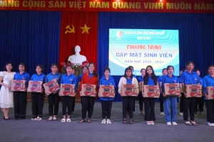 Trường Cao đẳng cộng đồng Kon Tum tặng quà cho sinh viên.