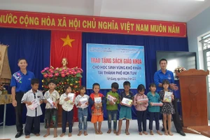 Đoàn Thanh Niên Co.op Mart Kon Tum đã trao tặng SGK chương trình GDPT 2018 cho học sinh lớp 3 và 7 có hoàn cảnh khó khăn trên địa bàn.