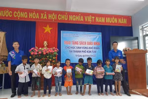 Đoàn Thanh Niên Co.op Mart Kon Tum đã trao tặng SGK chương trình GDPT 2018 cho học sinh lớp 3 và 7 có hoàn cảnh khó khăn trên địa bàn.