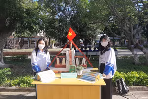 Học sinh trường THPT Phan Bội Châu tham gia Ngày hội đọc sách.