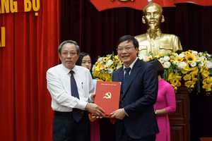 Ông Trương Hải Long (bên phải) nhận quyết định giữ chức Phó Bí thư Tỉnh ủy Gia Lai.